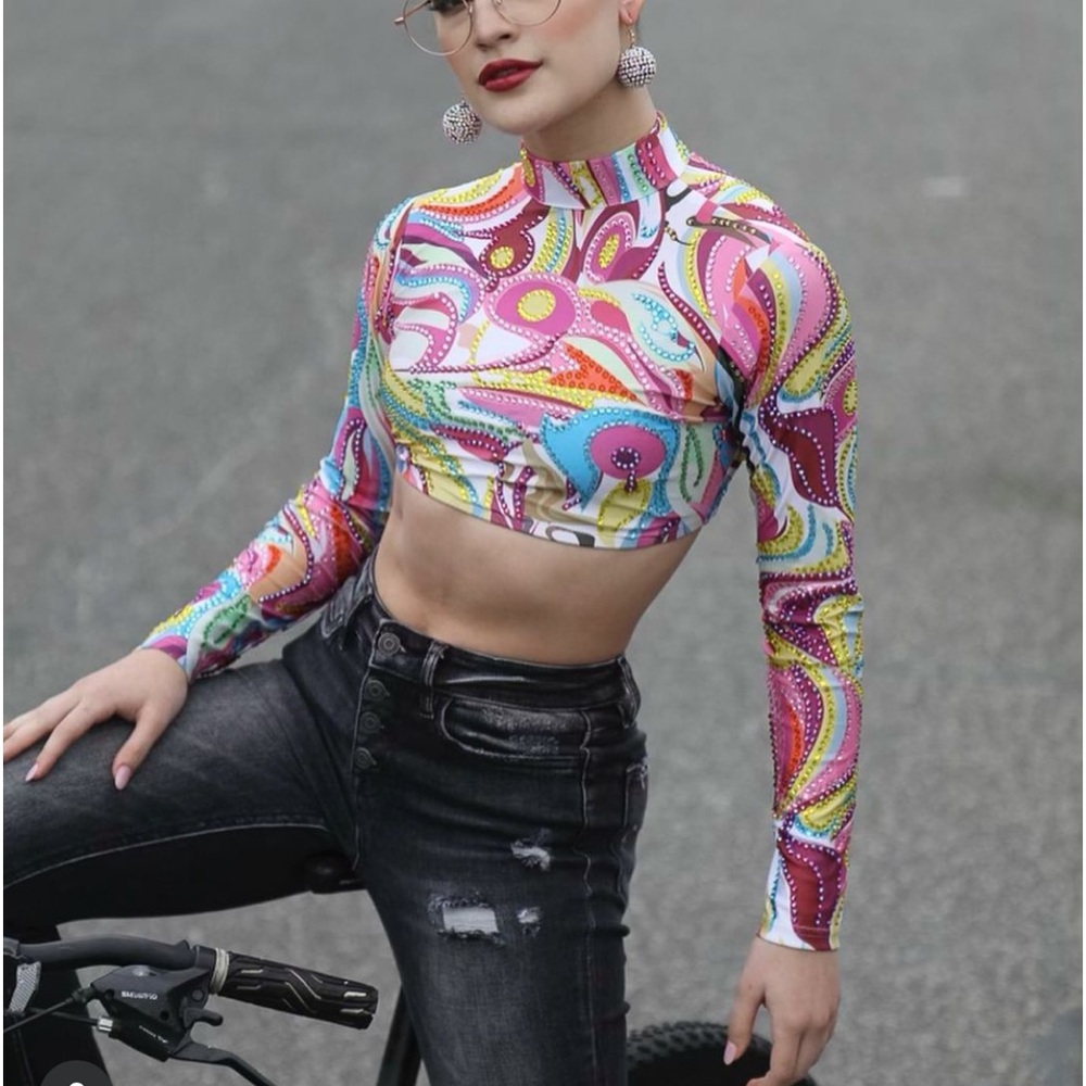 Glamour groovy top